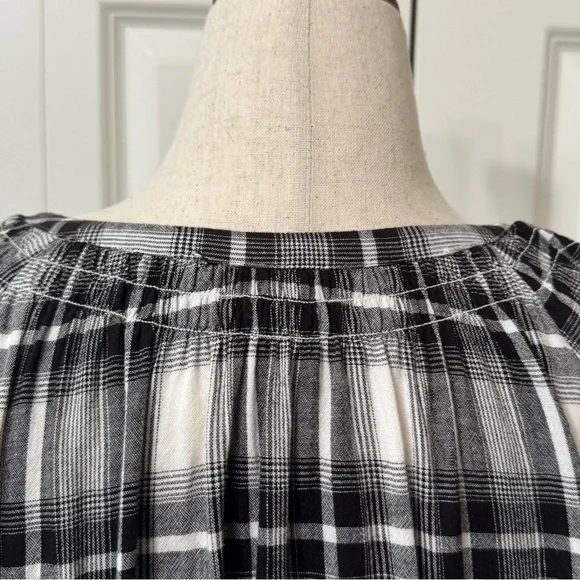 LOFT EUC❤️ Black and White Plaid Relaxed Buttoned Blouse with detailed neck - Picture 6 of 10